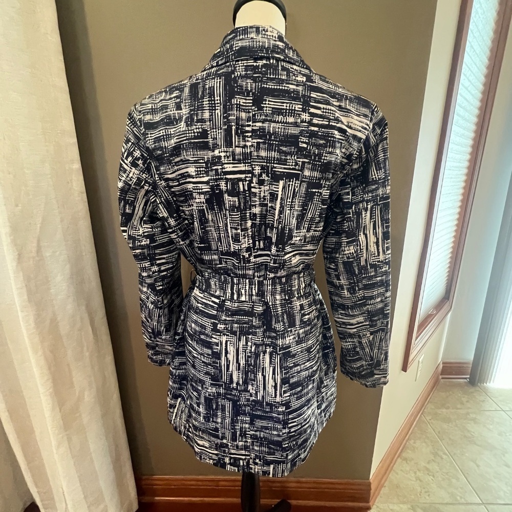 Coldwater Creek Women's Abstract trench raincoat, Blue & Cream, Size Medium - Picture 5 of 14